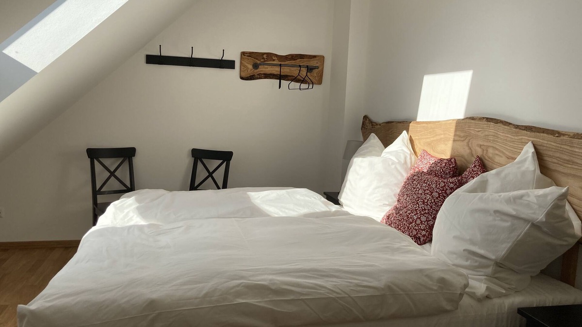 Lausnitz Apartment | Helle Dachgeschoßwohnung mit Kamin