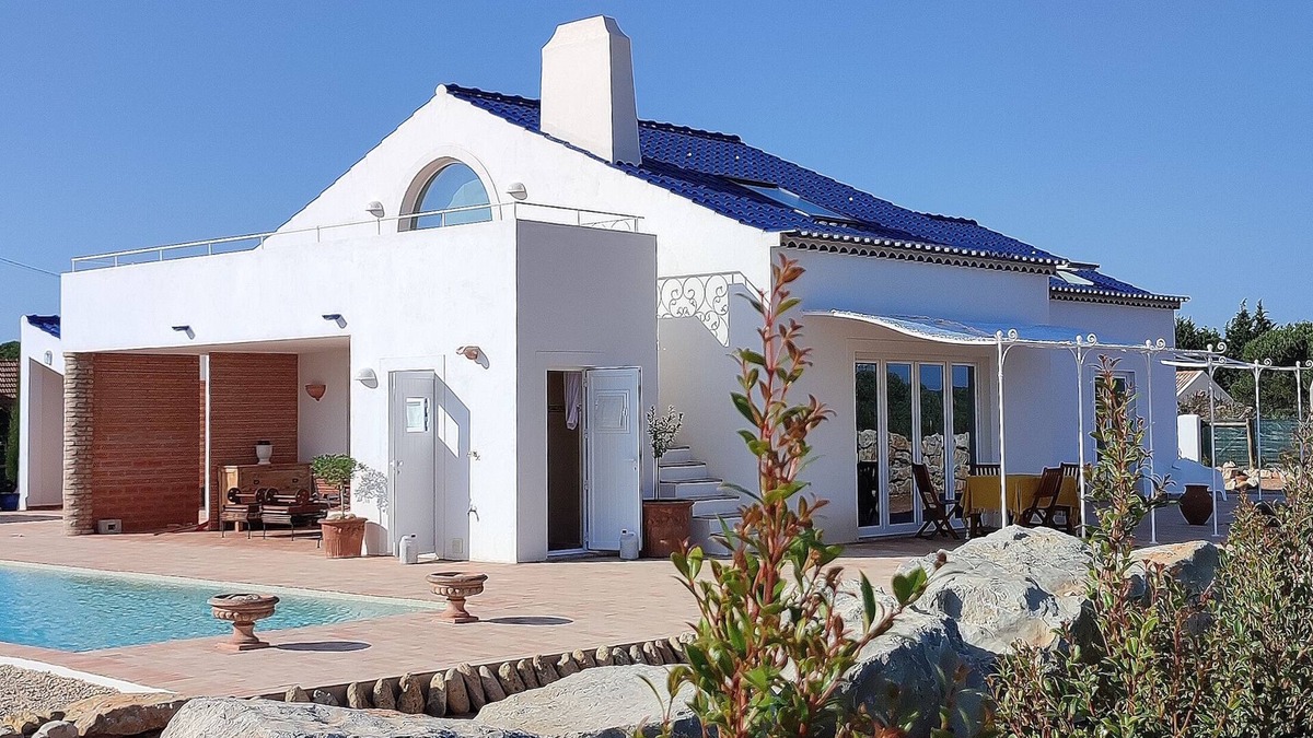 Serra da Azoia Cottage | de Pedra e CalnnWhere the Sky meets the Sea