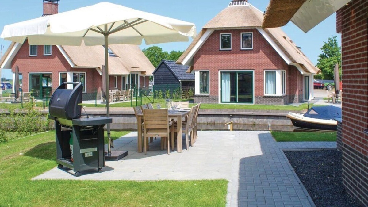 Idskenhuizen House | De Singelier is an 8 person wellness water villa