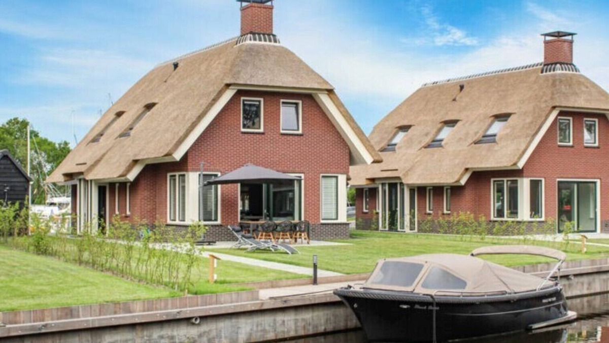 Idskenhuizen House | De Sinnekening is a 6 person water villa