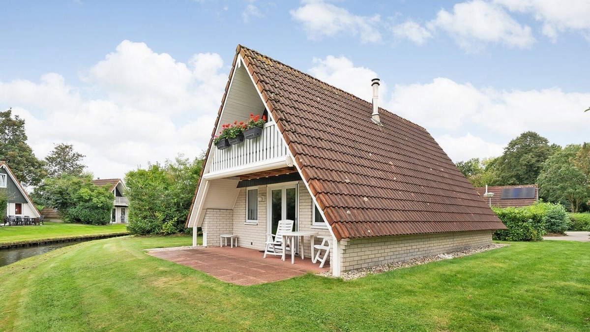 Den Velde House | De Steenhoeve - 6 pers. vacation home at fishpond on vacation park 't Hooge Holt