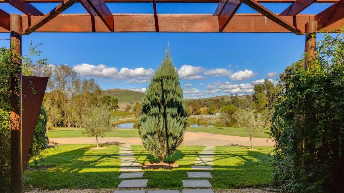 Dixons Creek Hotel | De'Vine Escape