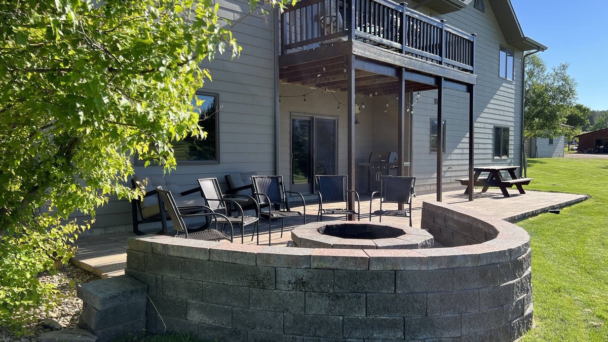 Sturgis House | Deadwood & Sturgis 5 bedroom next to golf course