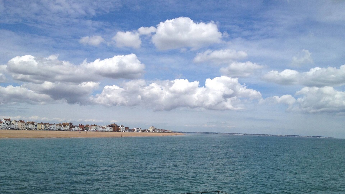 Deal House | Deal Town centre holiday home in quiet part of High Street with parking