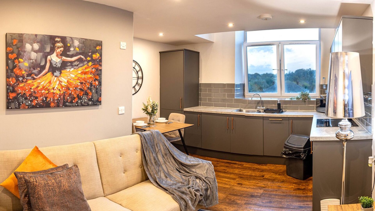 Kirkheaton Apartment | Dealhouse Large 2-Bedroom Apartment for 6 Guests