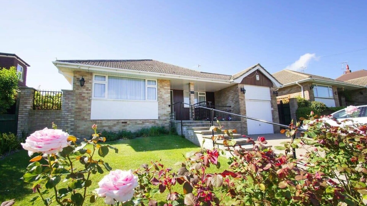 Rottingdean House | Dean Court Garden|Parking|by Brighton Holiday Lets