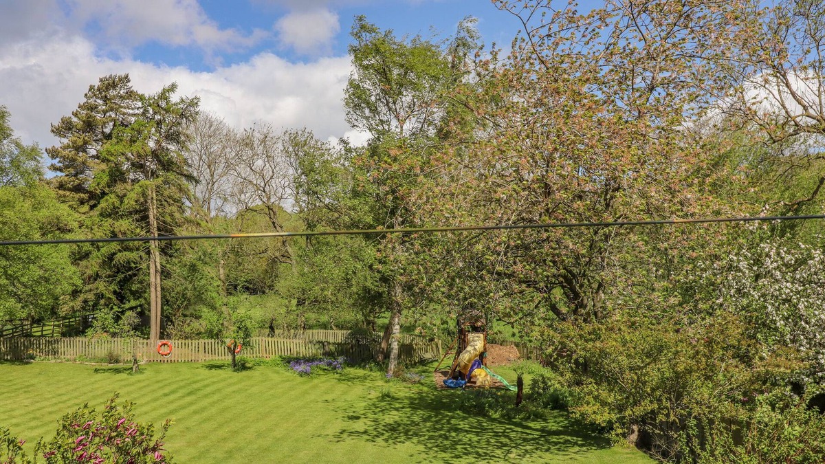 Chapeltown Cottage | DEAN MEWS, family friendly, character holiday cottage in Horsforth