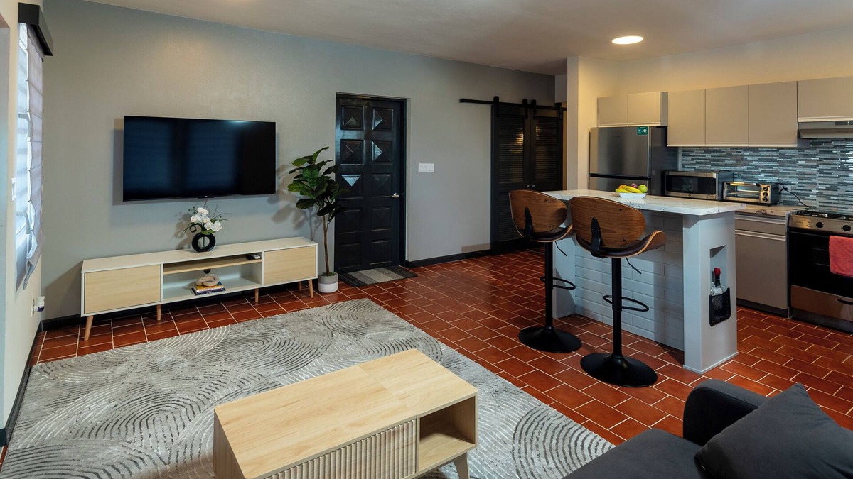 George Hill Apartment | Deany's UpTop Luxury Suite