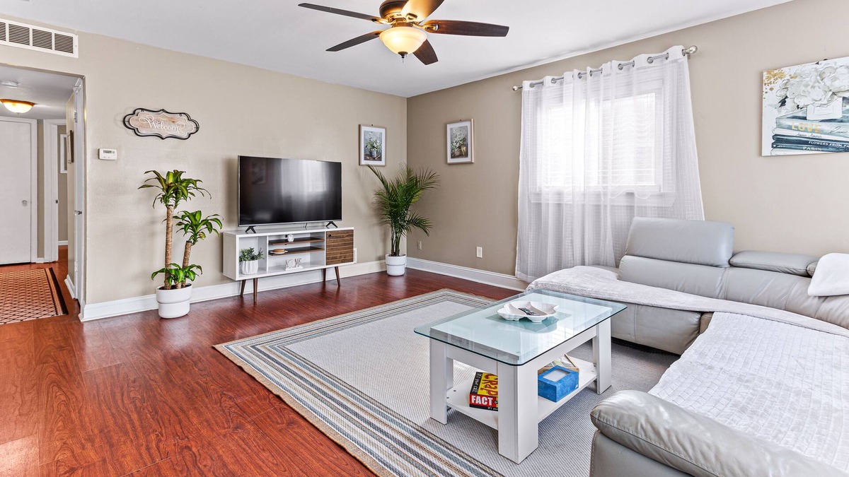 Dearborn Heights House | Dearborn Heights Luxury Stay - Close to DTW airport, Dearborn, Downtown Detroit