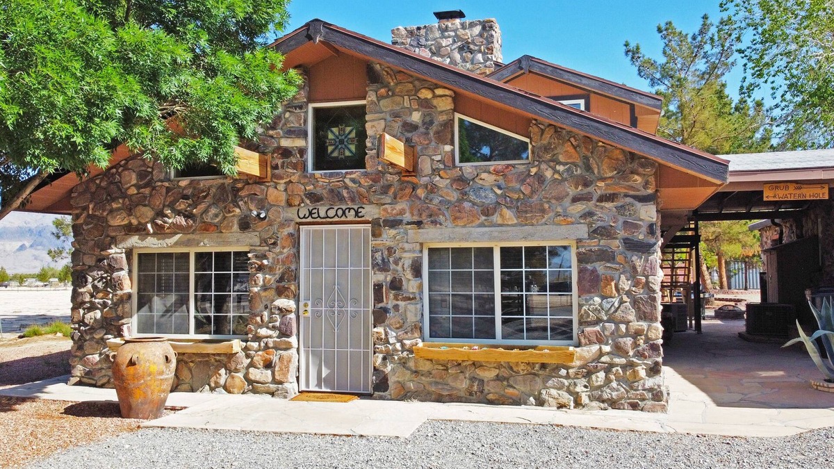 Pahrump House | Death Valley Rustic Stone Cabin*Fireplace*Pool