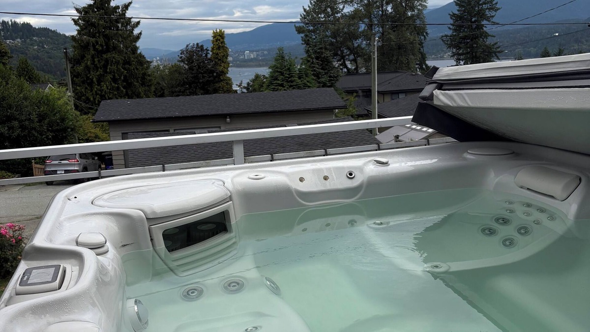 Burnaby House | Debbie's Cozy 1-Bedroom with Ocean Views & Hot Tub