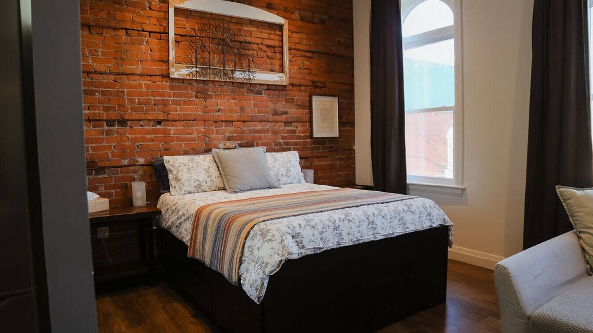 Stratford Apartment | Debonaire Suite: Luxurious - Cozy - Downtown