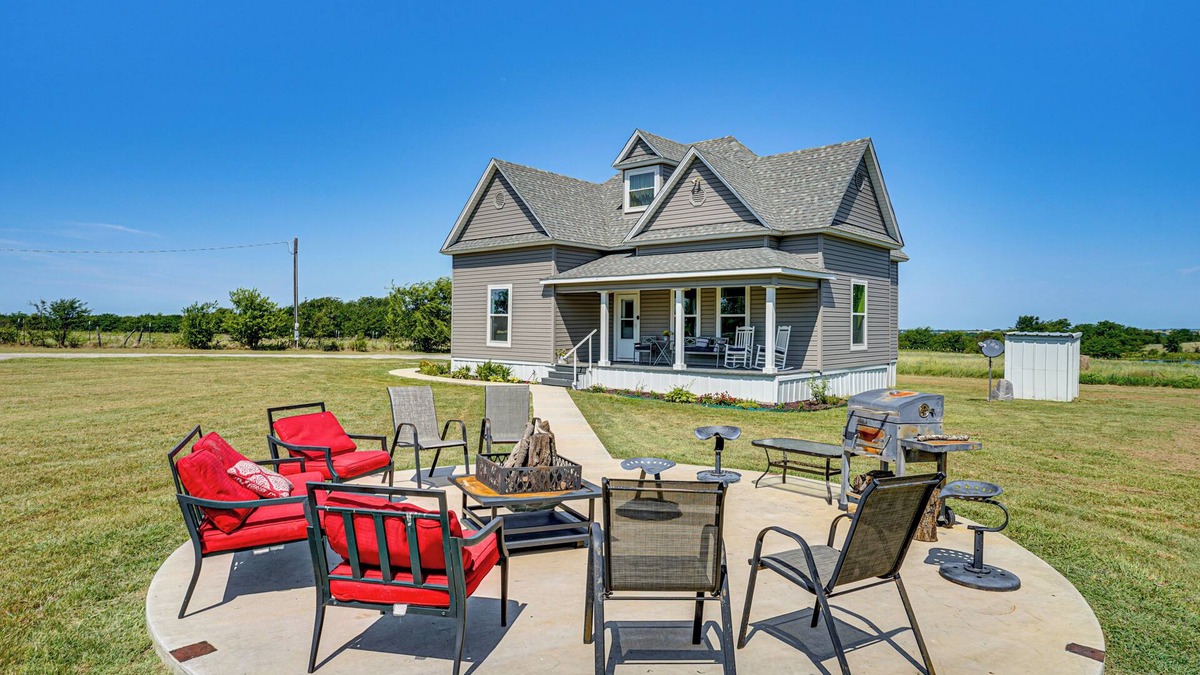 Rosston House | Decatur Farmhouse Getaway w/Deck & Backyard