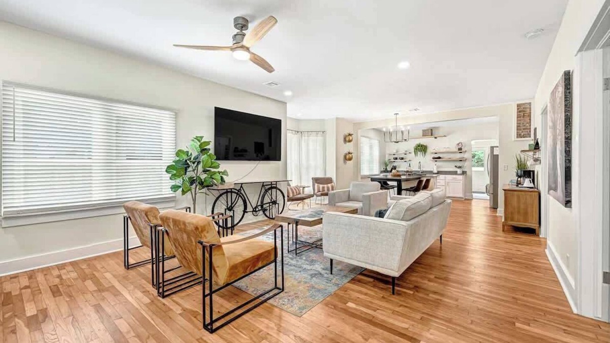 Siloam Springs House | Decca's Uptown Oasis