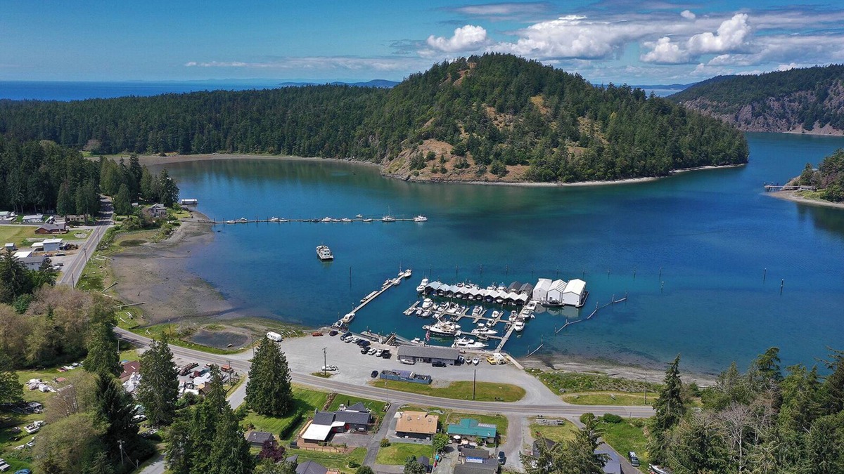 Oak Harbor House | Deception Pass. Stay and play at Cornet Bay with all your home amenities.