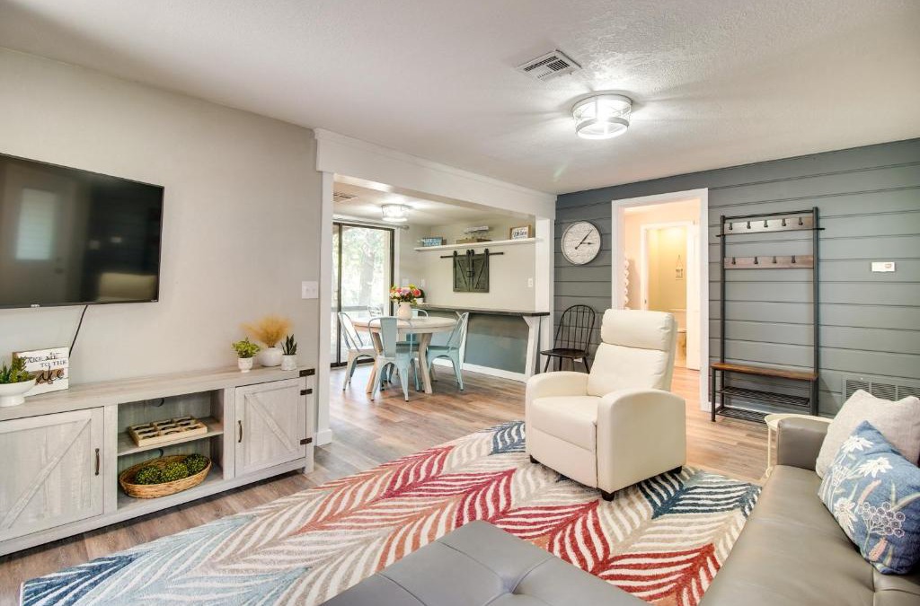 Grove House | Deck and Dock Access Lakefront Grove Cabin!