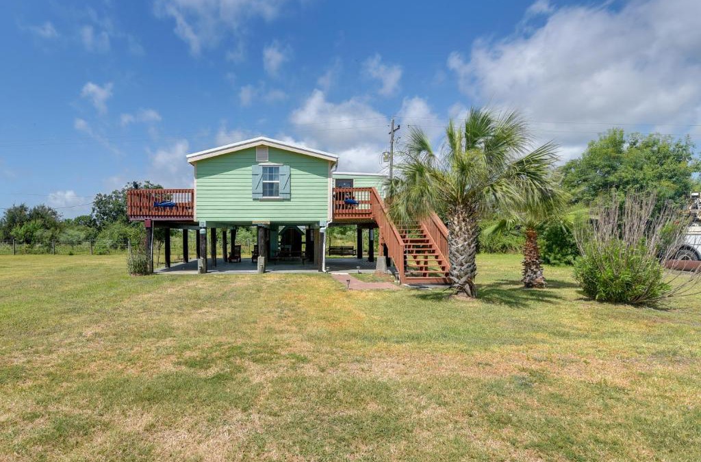 Crystal Beach House | Deck and Grill Sunny Cottage in Crystal Beach!