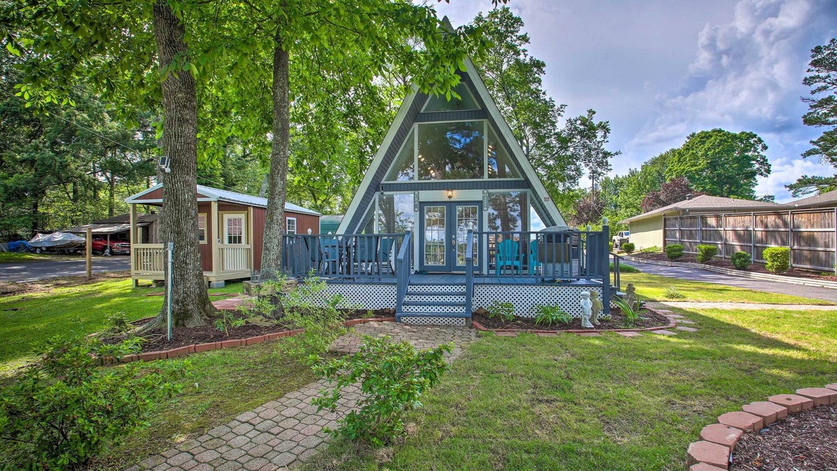 Lake Hamilton Cabin | Deck, Boat Slip + Views: Lake Hamilton Cabin!