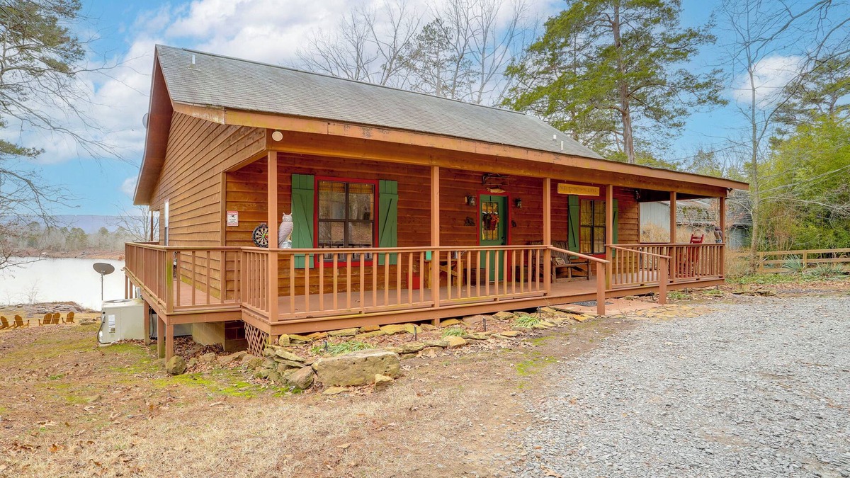 Higden Cabin | Deck & Fire Pit: Waterfront Cabin in Greers Ferry!