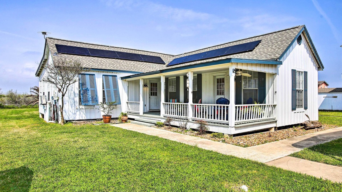 Surfside Beach House | Deck & Grill: Pet-Friendly Home in Surfside Beach!