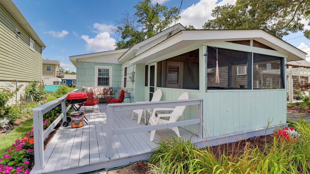 Long Neck Cottage | Deck & Indian River Bay Views: Coastal Cottage