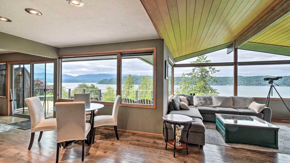Union House | Deck & Sweeping Views: Family Union Home