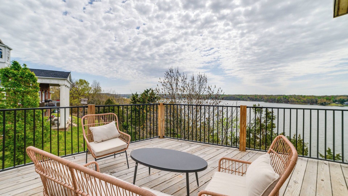 Eddyville House | Deck w/Lake Barkley Views: Spacious Family Home!