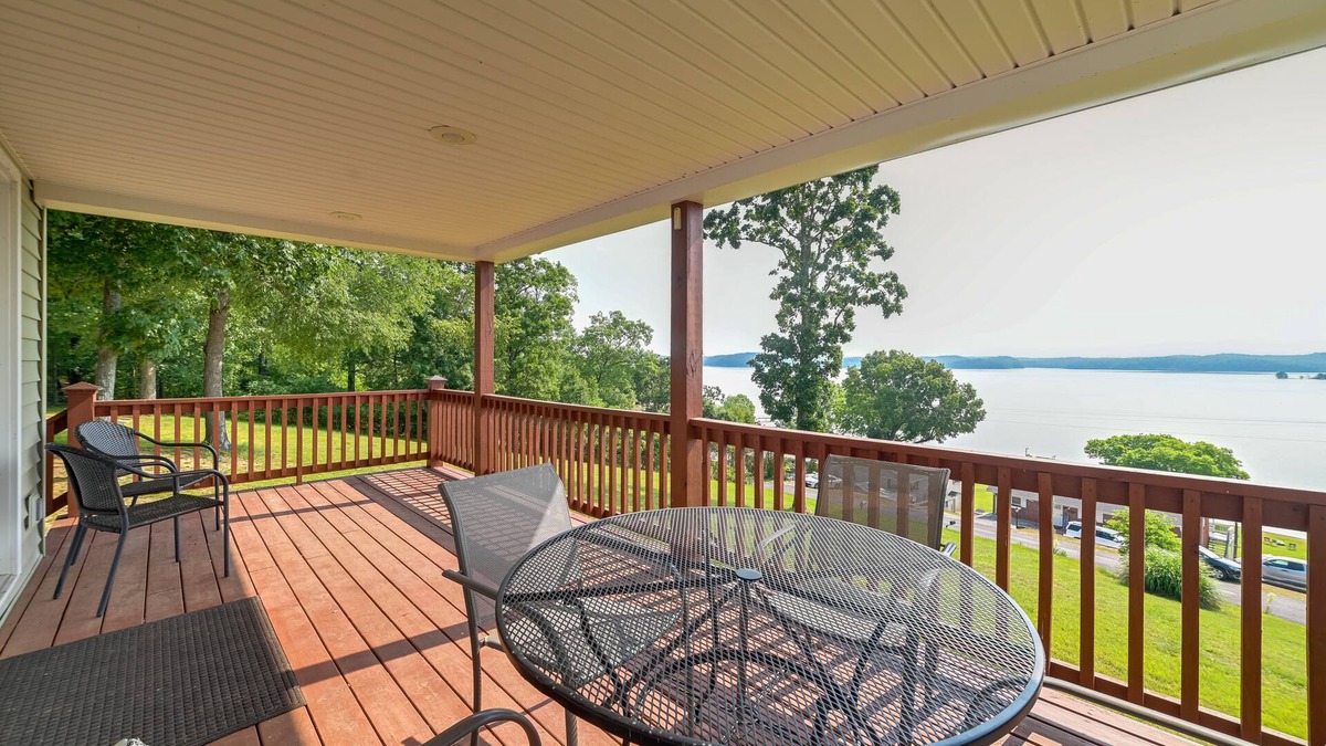 New Concord Cottage | Deck & Water View: Cozy Kentucky Lake Getaway