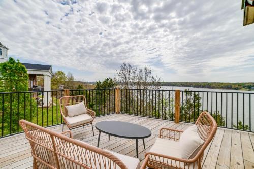 Eddyville House | Deck with Lake Barkley Views Spacious Family Home!