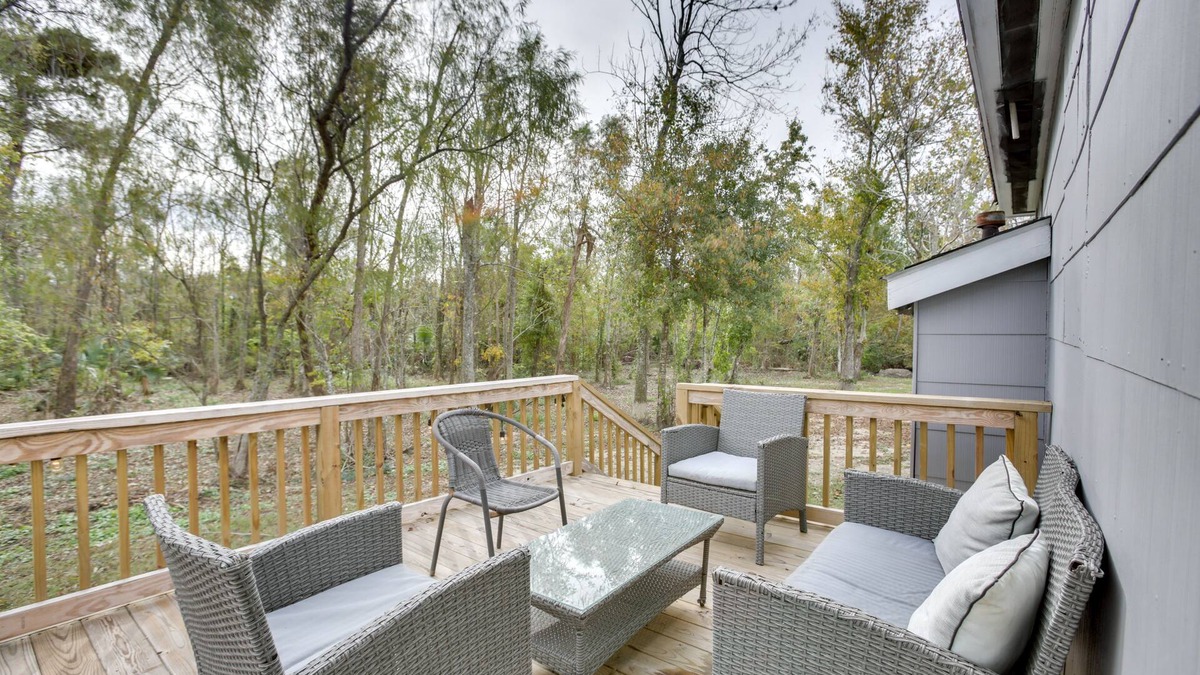 New Sarpy House | Deck, Yard & Outdoor Dining: Destrehan Getaway!