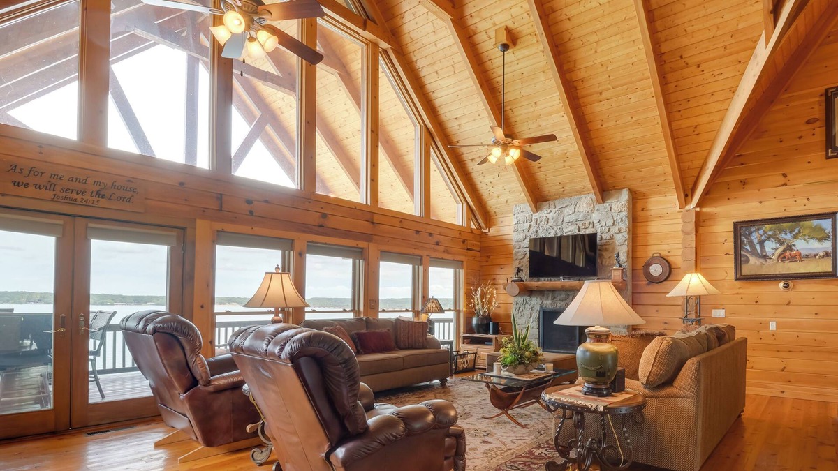 Vinita Cabin | Decks & Epic Views: Lakefront Langley Retreat!