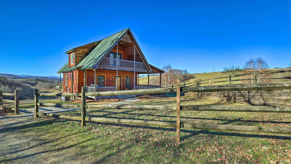 Laurel Springs Cabin | Decks & Panoramic Views: Rustic Sparta Cabin