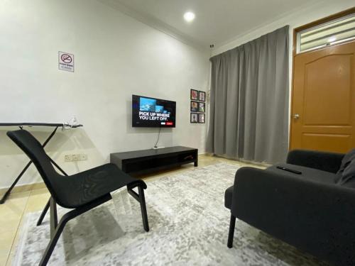 Kulim Apartment | Deena's Cottage Homestay Kulim Hitech Hospital Kulim, Three bedrooms Single Storey Terrace House