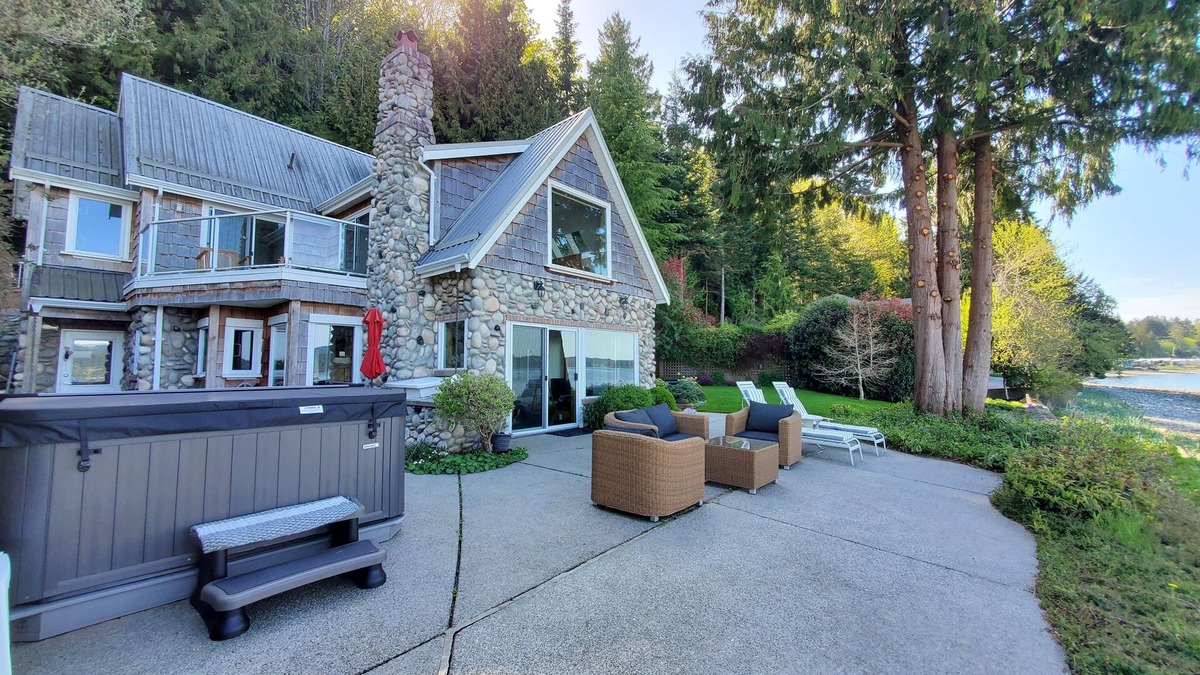 Regional District of Nanaimo Cottage | Deep Bay Ocean Front Cottage - Private Getaway with Hot Tub