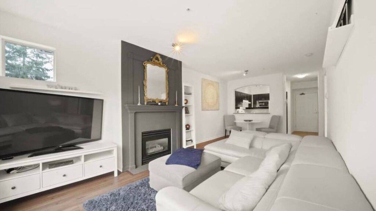 District of North Vancouver Apartment | Deep Cove Cozy 1BR Condo