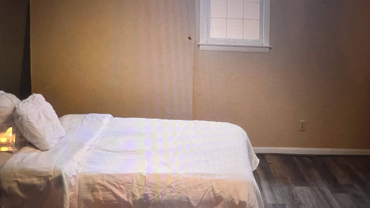Anniston House | Deep stairs Loft with Wi-Fi, AC in charming Anniston