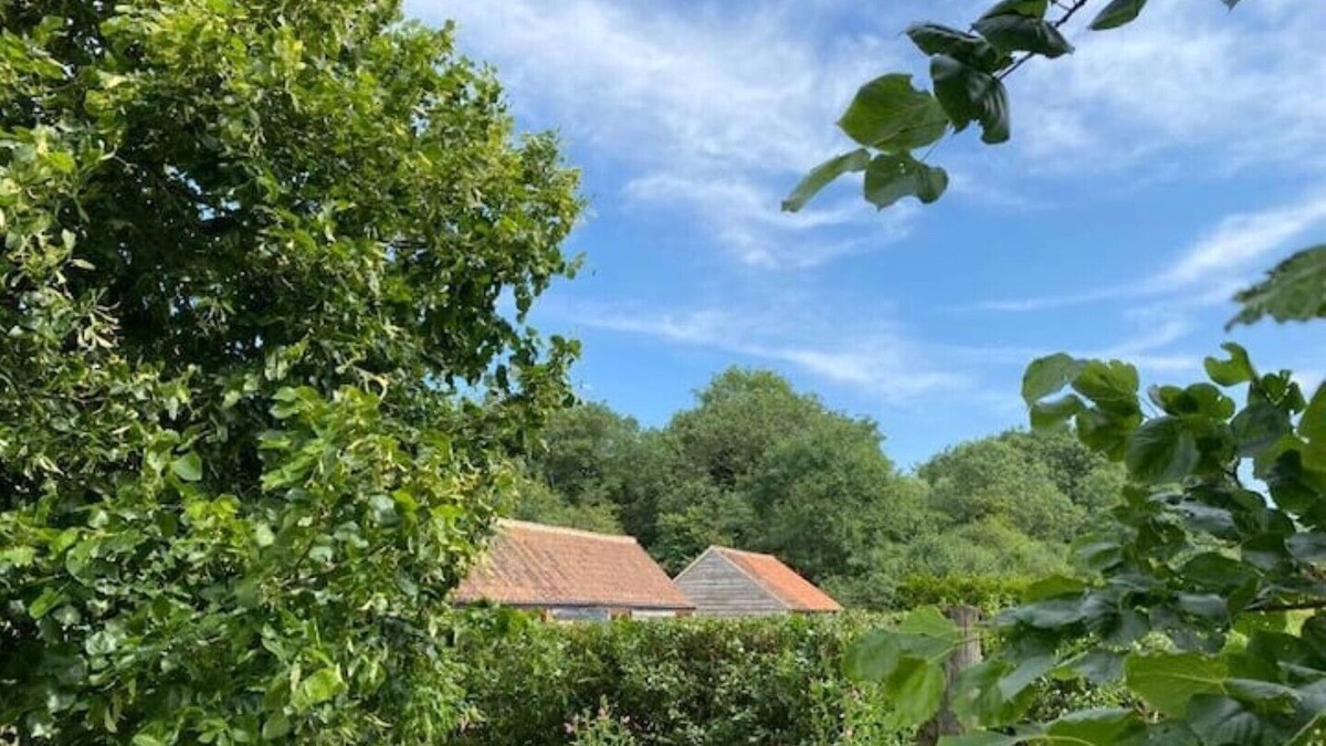 Alton Barnes House | Deer Barn -Luxury Barn Conversion, Private Garden!