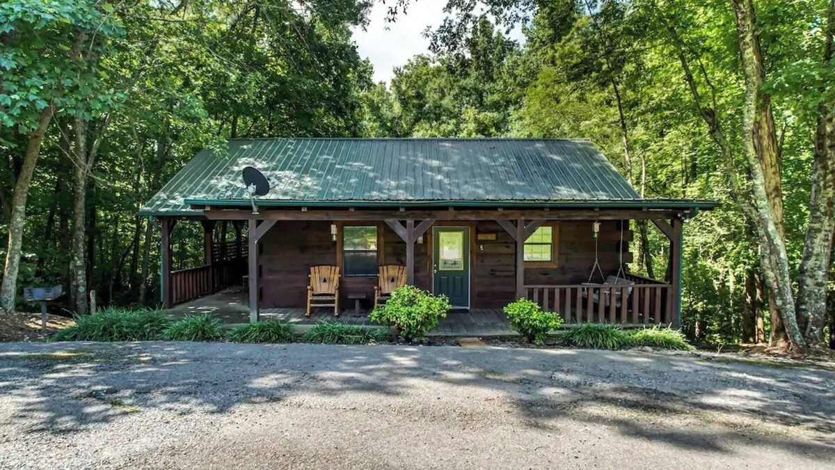 Tellico Plains Cabin | Deer cabin. This modern log cabin with HOT TUB is a large studio with all of the 'bells and whistles' !