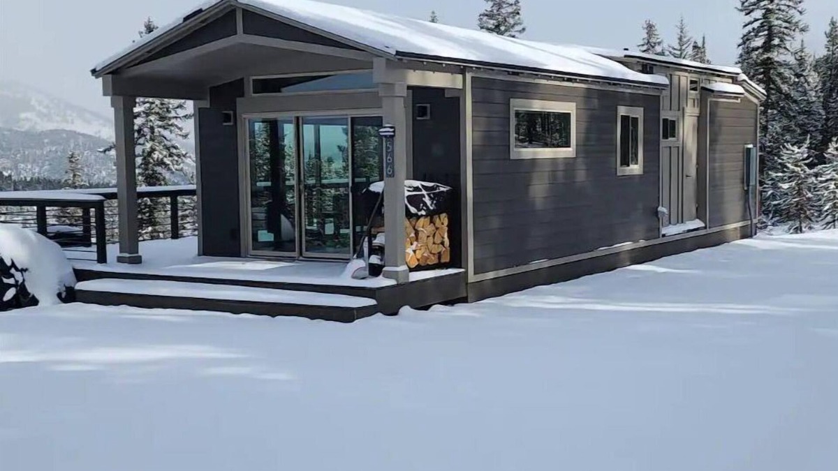 Gallatin Gateway Cabin | Deer Friends Cabin Escape