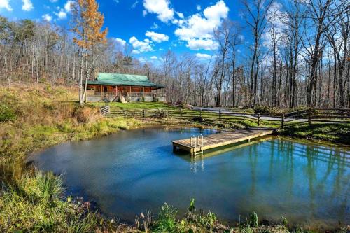Saluda House | Deer Haven by AvantStay Cabin w Pond Waterfall
