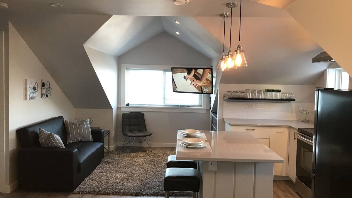 Southwest Mission House | Deer House - Modern Carriage House with Lake Views