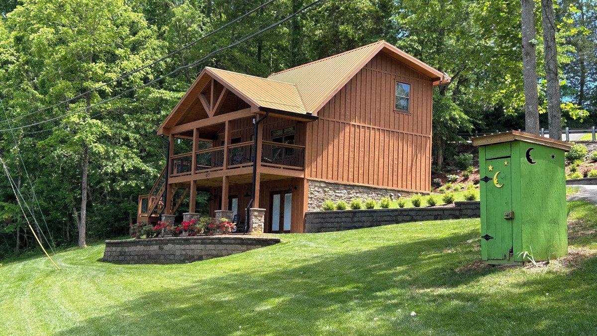 Piney Flats Cabin | Deer Lick cabin Lake front cabin that sleeps 6. Minutes from Bristol