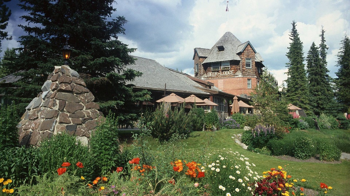 Lake Louise Hotel | Deer Lodge