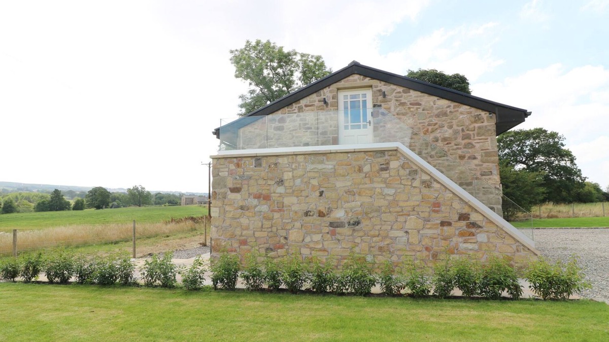 Blackburn Cottage | DEER LODGE, with hot tub in Langho, Lancashire