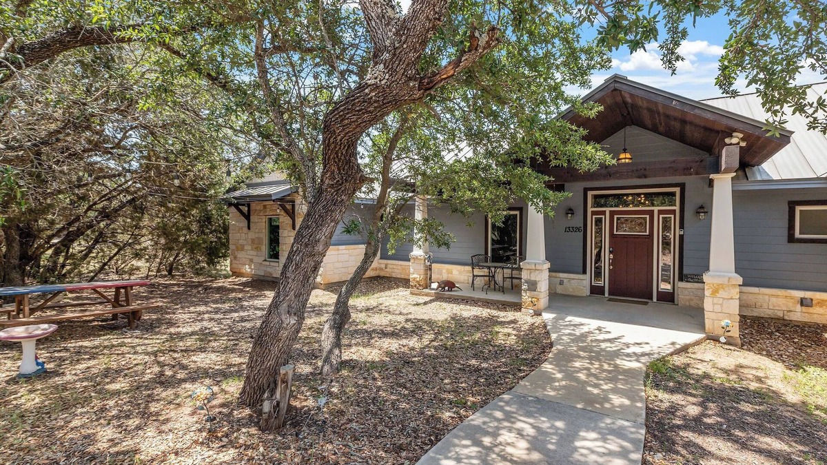 Austin House | Deer oh Deer! A Charming 4-bedroom house with WiFi, AC close to Dripping Springs