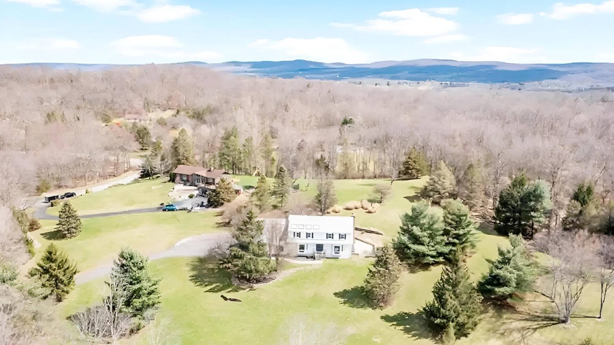 Warwick House | Deer Pond Inn Hot Tub Game Rooms Legoland Mtn Creek Mt Peter 1 pet