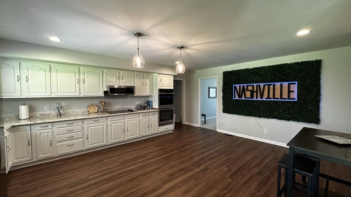 Green Hill House | Deer Run - 30 min to Nashville and near the Lake, 5 bedrooms & 3 Baths
