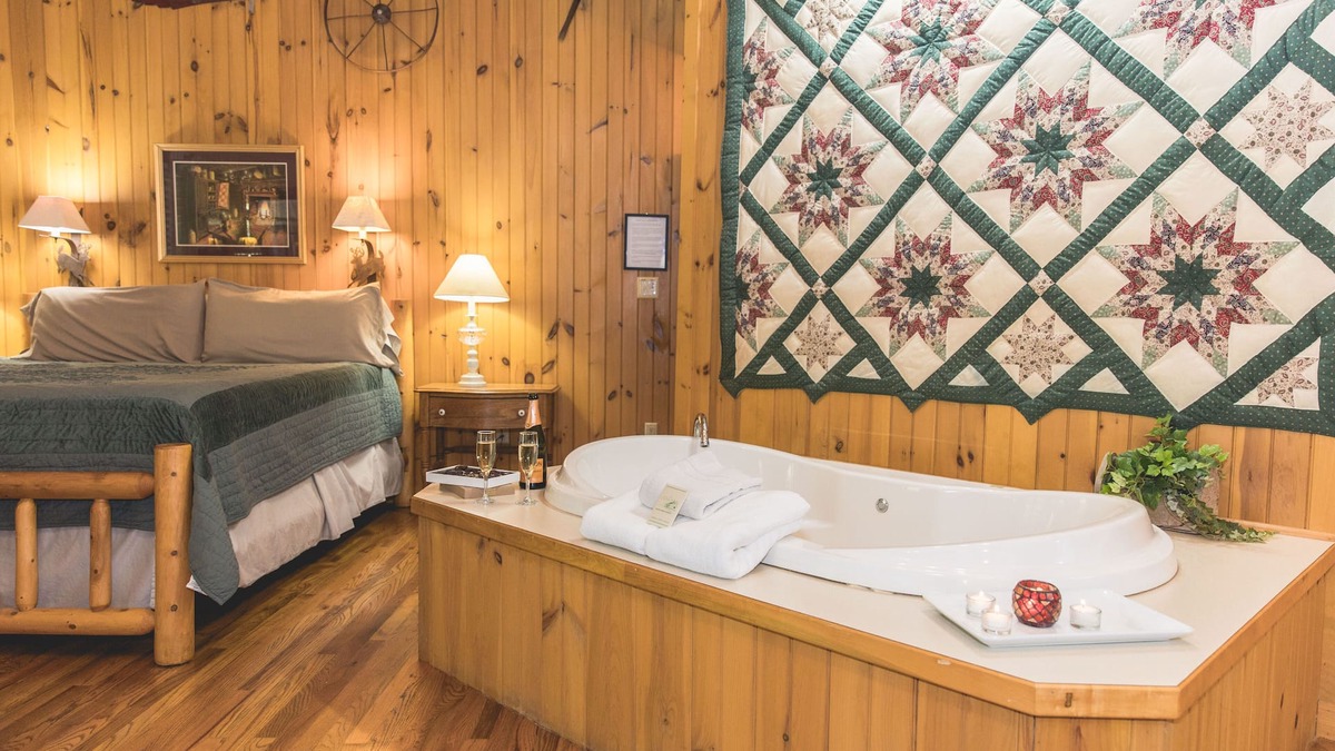 Lexington Cottage | Deerfield Honeymoon Cottage at Autumn Ridge