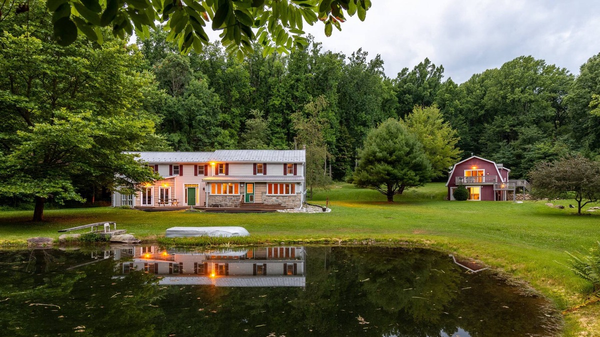 Orrtanna House | Deerwood Estates ~ 2 Homes, Sleeps 24, Perfect for Families, POND