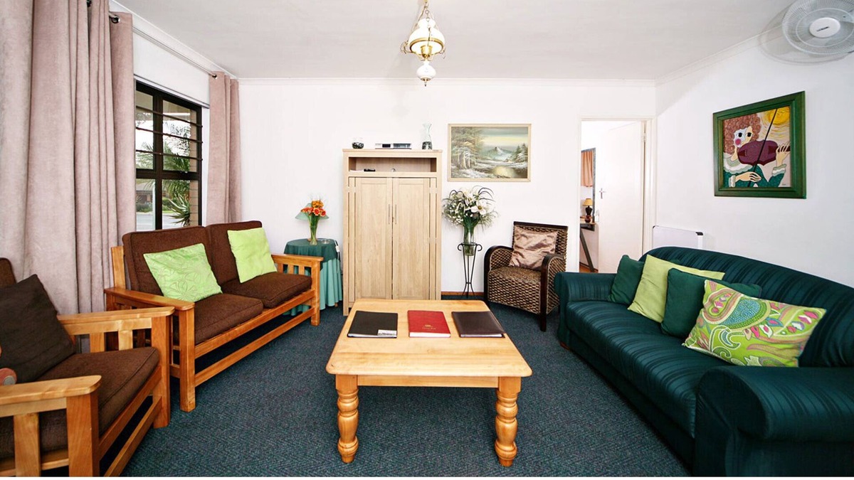 Trawal House | DeKeurboom Guesthouses. (Blue Cottage)